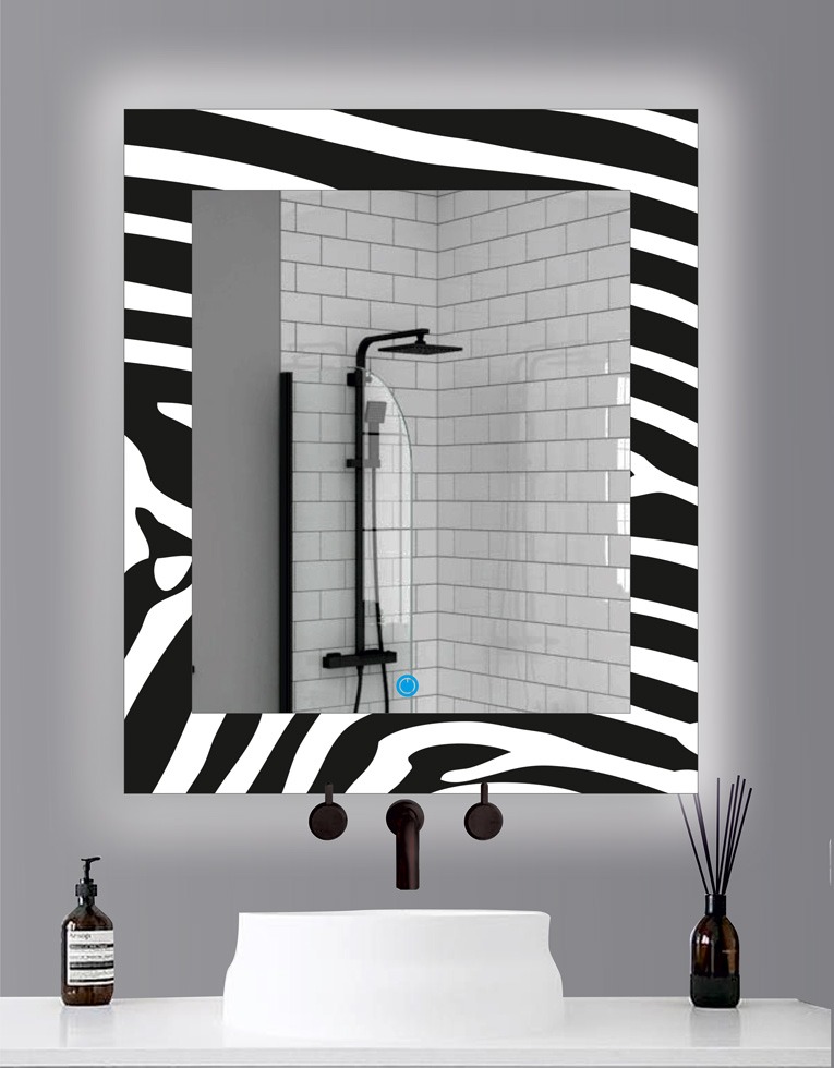 Καθρέπτης μπάνιου κρεμαστός στρογγυλός με τεχνολογία ψηφιακής εκτύπωσης σε σχέδιο zebra ανθεκτική στις γρατζουνιές και την υγρασία. Διαθέτει διακόπτη on/off αφής με dimmer. Δυνατότητα επιλογής διαστάσεων και χρώματος φωτισμού θερμού ή ψυχρού σύμφωνα με το χώρο σας.