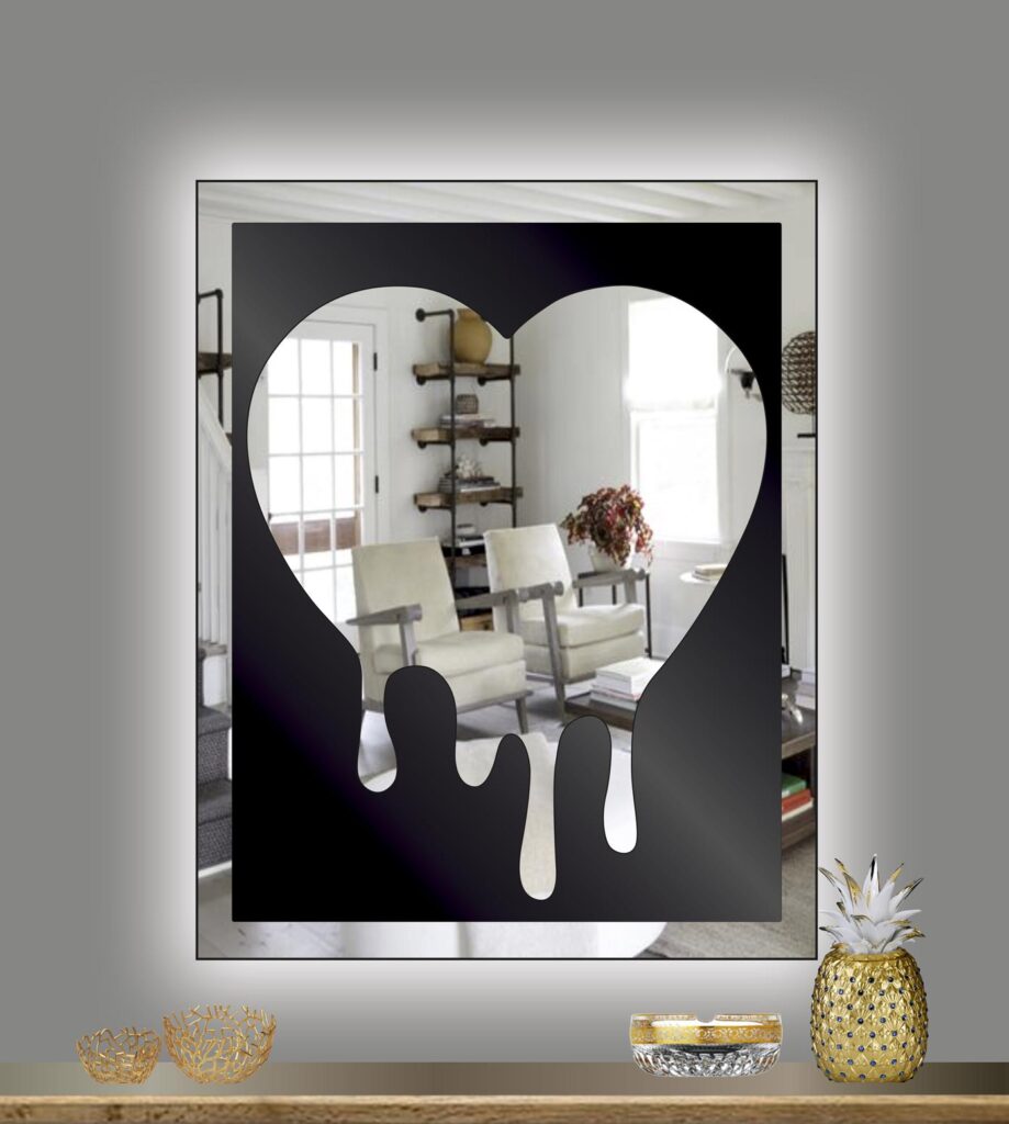 Καθρέπτης μπάνιου ή τοίχου  σε σχήμα καρδιάς σε μαύρο φόντο (διατίθεται και σε άλλες αποχρώσεις) με led φωτισμό και διακόπτη on/off τεχνολογίας αφής με dimmer για ρύθμιση της φωτεινότητας. Δυνατότητα επιλογής επιθυμητών διαστάσεων και απόχρωσης φωτισμού θερμό, ψυχρό, ουδέτερο (φως ημέρας) ή RGB (πολλά χρώματα) με τηλεχειρισμό.