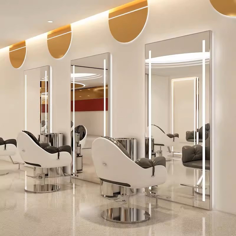 Αναβαθμίστε την εμπειρία του κομμωτηρίου σας με καθρέπτες υψηλής αισθητικής, εξοπλισμένους με κρυφό φωτισμό LED και έξυπνες λειτουργίες. Προσφέρουν ιδανικό φωτισμό για άψογο styling, ενώ η smart τεχνολογία επιτρέπει τον έξυπνο έλεγχο της φωτεινότητας προσδίδοντας μοντέρνα και επαγγελματική αίσθηση στον χώρο σας.