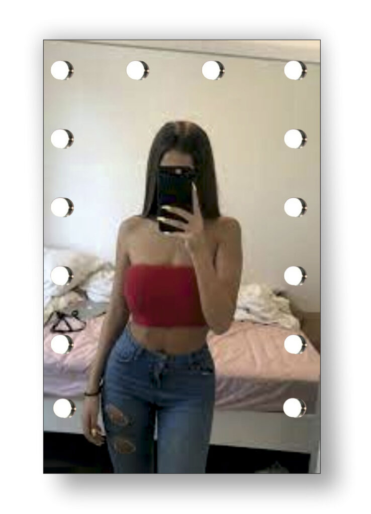 Οι καθρέπτες τύπου Hollywood είναι η ιδανική επιλογή για τέλειο μακιγιάζ και επαγγελματικό make-up. Με τον χαρακτηριστικό ρετρό σχεδιασμό και τις φωτεινές λάμπες περιμετρικά, προσφέρουν άψογο φωτισμό χωρίς σκιές, όπως στα backstage των πιο διάσημων studio. Συνδυάζουν την αισθητική του παρελθόντος με την τεχνολογία του σήμερα: ✅ Διακόπτες αφής για εύκολη ρύθμιση φωτεινότητας ✅ Αισθητήρες κίνησης για αυτόματη ενεργοποίηση ✅ Φωνητικές εντολές για hands-free λειτουργία Ένα απόλυτα εντυπωσιακό κομμάτι για κάθε μπουντουάρ ή επαγγελματικό χώρο ομορφιάς.