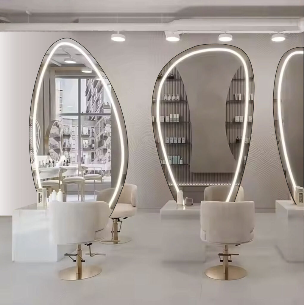 Αναβαθμίστε την εμπειρία του κομμωτηρίου σας με καθρέπτες υψηλής αισθητικής, εξοπλισμένους με κρυφό φωτισμό LED και έξυπνες λειτουργίες. Προσφέρουν ιδανικό φωτισμό για άψογο styling, ενώ η smart τεχνολογία επιτρέπει τον έξυπνο έλεγχο της φωτεινότητας προσδίδοντας μοντέρνα και επαγγελματική αίσθηση στον χώρο σας.