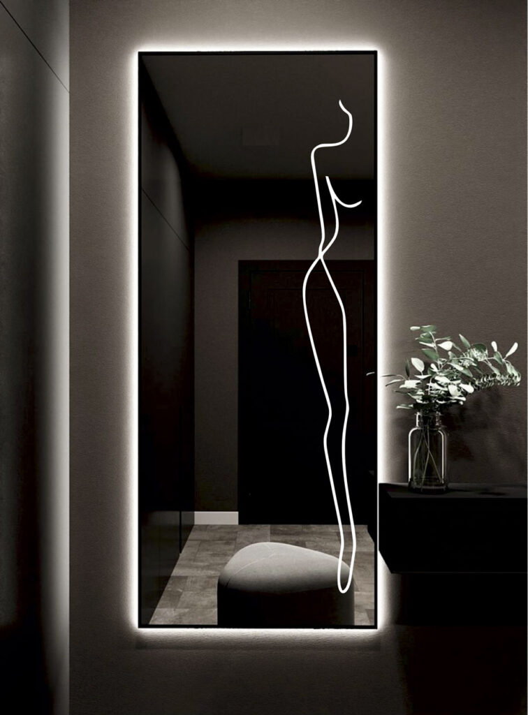 Ολόσωμος καθρέπτης τοίχου με σχέδιο αμμοβολής περιμετρικά ιδανική επιλογή για κάθε χώρο με επιλογή led φωτισμού και διακόπτη αφής με πλήθος smart επιλογές.