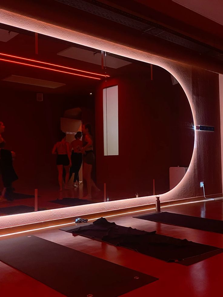 Καθρέπτες γυμναστηρίου υψηλής ποιότητας, ιδανικοί για κάθε επαγγελματικό ή οικιακό χώρο. Με δυνατότητα επιλογής LED φωτισμού, προσφέρουν άψογη ορατότητα, μοντέρνα αισθητική και αναβαθμισμένη εμπειρία προπόνησης.