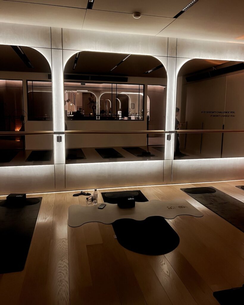 Καθρέπτες γυμναστηρίου υψηλής ποιότητας, ιδανικοί για κάθε επαγγελματικό ή οικιακό χώρο. Με δυνατότητα επιλογής LED φωτισμού, προσφέρουν άψογη ορατότητα, μοντέρνα αισθητική και αναβαθμισμένη εμπειρία προπόνησης.