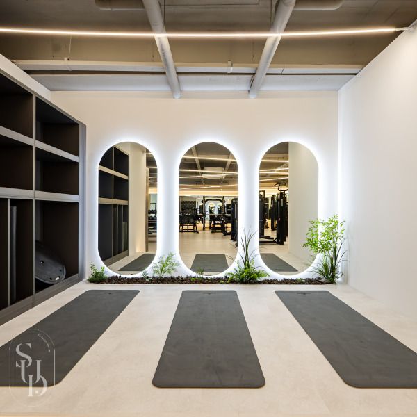 Καθρέπτες γυμναστηρίου υψηλής ποιότητας, ιδανικοί για κάθε επαγγελματικό ή οικιακό χώρο. Με δυνατότητα επιλογής LED φωτισμού, προσφέρουν άψογη ορατότητα, μοντέρνα αισθητική και αναβαθμισμένη εμπειρία προπόνησης.