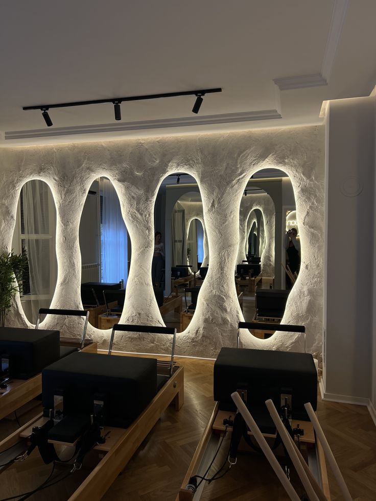 Καθρέπτες γυμναστηρίου υψηλής ποιότητας, ιδανικοί για κάθε επαγγελματικό ή οικιακό χώρο. Με δυνατότητα επιλογής LED φωτισμού, προσφέρουν άψογη ορατότητα, μοντέρνα αισθητική και αναβαθμισμένη εμπειρία προπόνησης.