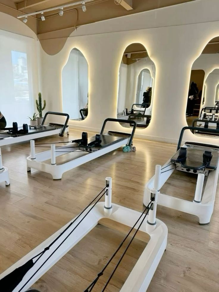 Καθρέπτες γυμναστηρίου υψηλής ποιότητας, ιδανικοί για κάθε επαγγελματικό ή οικιακό χώρο. Με δυνατότητα επιλογής LED φωτισμού, προσφέρουν άψογη ορατότητα, μοντέρνα αισθητική και αναβαθμισμένη εμπειρία προπόνησης.